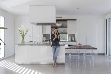 Yubii Home punktet durch seine Vielseitigkeit und erfüllt den Wunsch nach mehr Wohnkomfort, Nachhaltigkeit und Sicherheit.